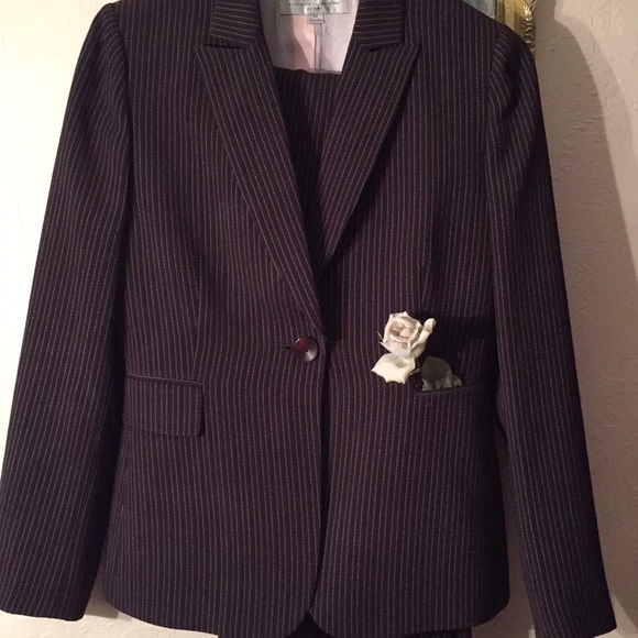 A TAHARI Suit !Sold - Picture 2 of 3